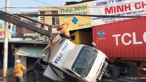 Tài xế buồn ngủ, xe container tông sập nhà dân lúc rạng sáng