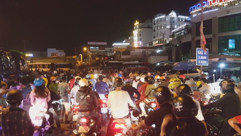 Du khách đổ về quá đông, chợ đêm Đà Lạt “vỡ trận”