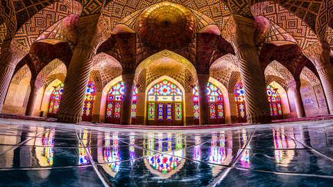 Khám phá nét đẹp kỳ lạ bên trong nhà thờ Hồi giáo vạn hoa  ở Iran