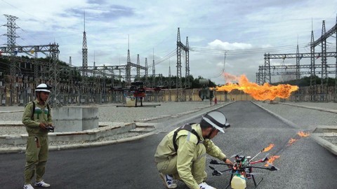 Tin nóng 24h: Thiết bị bay không người lái phun lửa vệ sinh đường điện cao thế