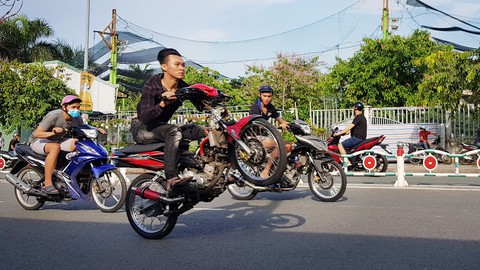 "Quái xế" ngang nhiên chiếm đường, đua xe giữa ban ngày