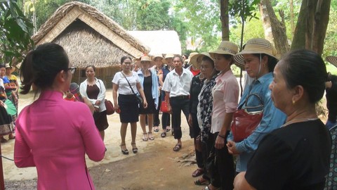 Người dân cả nước thành kính thăm quê Bác Hồ