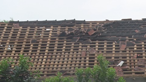 Lốc xoáy làm tốc mái 150 nhà dân