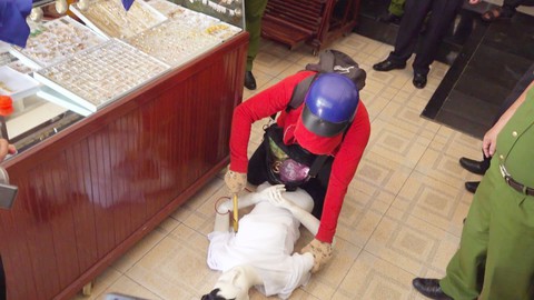 Thực nghiệm điều tra vụ dùng xiệt điện cướp tiệm vàng