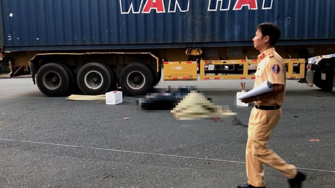 Xe máy tông xe container, một người chết