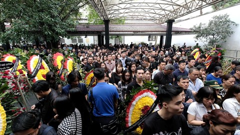 Vụ tông xe ở hầm Kim Liên: Hàng ngàn người tiễn đưa cô giáo Quỳnh