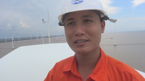 Tin nóng 24h: Leo lên tuôcbin điện gió cùng “người nhện”