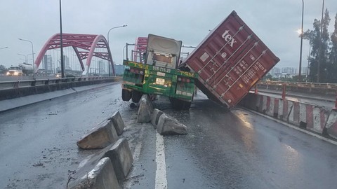 Xe container "đại náo trong mưa", nhiều người “rớt tim”