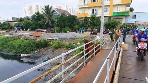 Phát hiện thi thể người phụ nữ dưới kênh đen