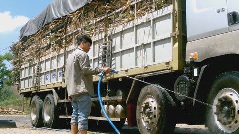 Dịch vụ "giải nhiệt lốp xe tải" trên đèo Phượng Hoàng, cứu cánh với giới tài xế xe tải trọng lớn