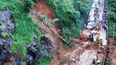 Đèo Bảo Lộc sạt lở nhiều giờ, xe nằm chờ dọc tuyến đường