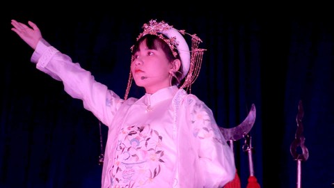 “Vai diễn đầu đời” đầy cảm xúc của người trẻ yêu cải lương