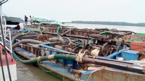 Bắt quả tang 3 tàu khai thác cát sông trái phép