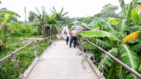 Đập cầu cũ, xây cầu mới, làm bí đường giao thông