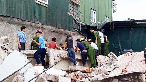 Sập nhà, 2 người bị mắc kẹt trong đống đổ nát