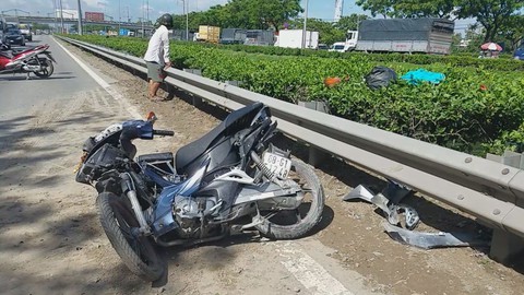 “Cần thủ” dựng xe máy dưới lòng đường câu cá, xe máy bị xe tải "vò nát"