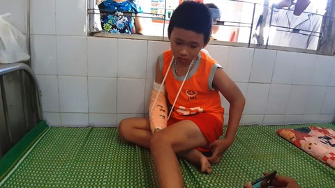 Nhẫn tâm cướp tiền rồi đánh gãy tay cậu bé bán vé số