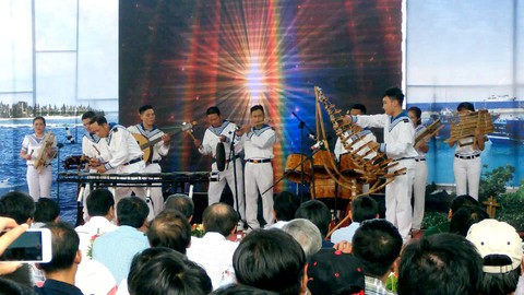 Phát động chương trình "Hải quân Việt Nam làm điểm tựa cho ngư dân vươn khơi bám biển"
