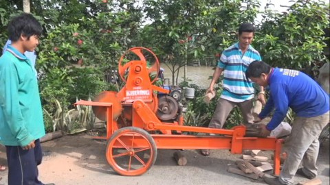 Máy cưa, chẻ củi di động của thợ cơ khí ở An Giang