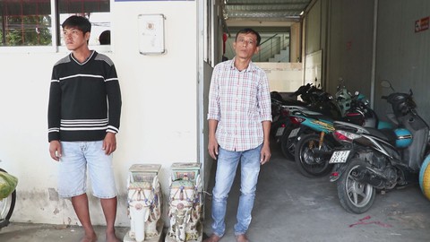 Bắt giữ 2 con nghiện trộm 2 con voi... bằng gốm sứ