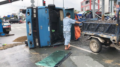 Tránh xe máy, xe ben lật nhào trên đường Phạm Văn Đồng