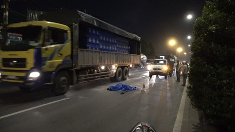 Truy tìm xe container rời khỏi hiện trường sau tai nạn chết người