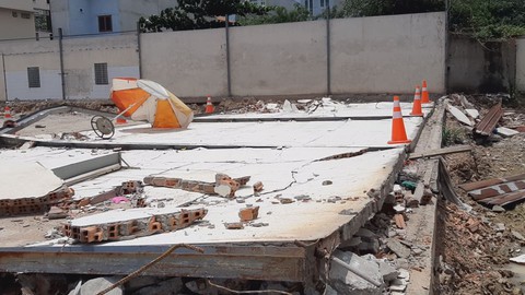 Đứng tránh nắng, hai công nhân bị bức tường đẻ tử vong