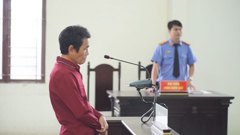 "Nựng" bé gái 7 tuổi, người đàn ông 63 tuổi lãnh 2 năm tù