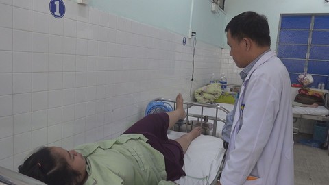 Cô gái suýt liệt hai chân vì căn bệnh hiếm