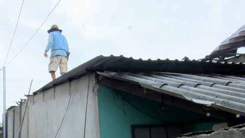 Gần 100 ngôi nhà bị sập và tốc mái do lốc xoáy
