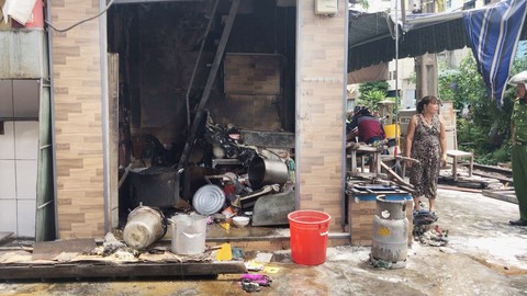 Bất cẩn khi thay gas, một quán ăn cháy rụi