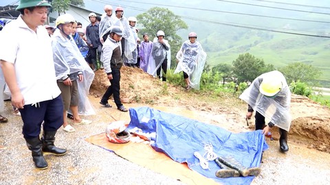Mưa lớn gây sạt lở đất đá khiến 1 người tử vong trên tỉnh lộ 152