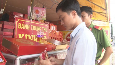 Lấy mẫu bánh Trung thu đang bán kiểm nghiệm chất lượng