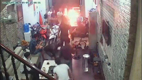 Truy bắt thanh niên đốt tiệm cầm đồ ở quận 9