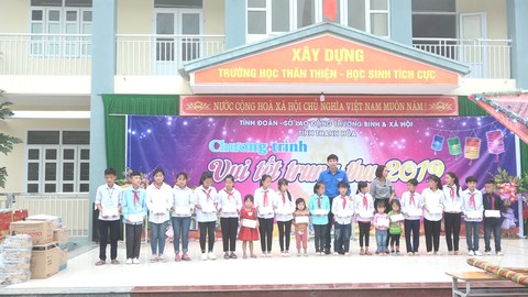 Đem Tết Trung thu đến sớm cho trẻ em vùng lũ Mường Lát