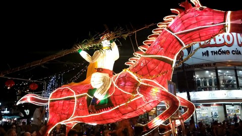 Chen nhau xuống phố xem đèn trung thu khổng lồ ở Tuyên Quang
