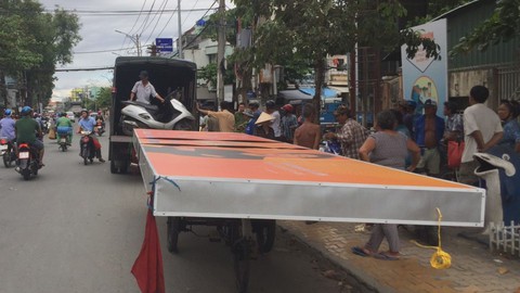 Xe ba gác chở biển quảng cáo cồng kềnh gây tai nạn
