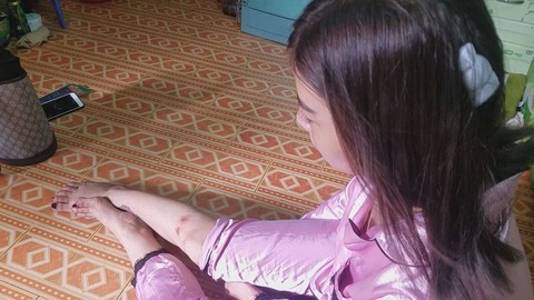 Camera ghi hình kẻ cướp giật túi xách khiến cô gái té nhào