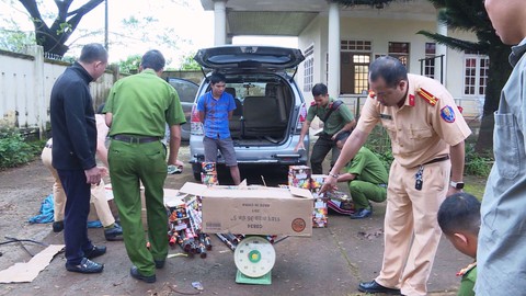 Vận chuyển trên 200kg pháo từ Kon Tum về Đồng Nai tiêu thụ
