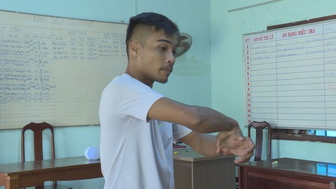 Cùng vợ người khác vào nhà nghỉ, một cán bộ y tế bị chém đứt cánh tay