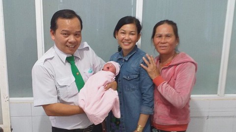 Tài xế taxi thành "bà mụ" đỡ đẻ