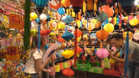 Phố lồng đèn bán chậm hơn mọi năm dù nhộn nhịp khách tham quan