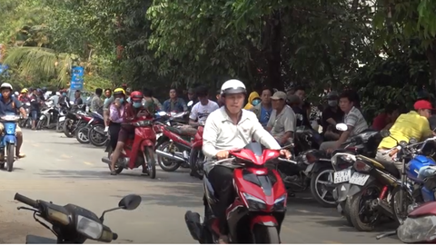 Video: Hàng trăm người dân xem cảnh sát vây ráp đối tượng xả súng ở Củ Chi