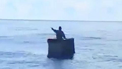 Video: Cụ ông lênh đênh 8 ngày trên biển với chiếc thùng xốp