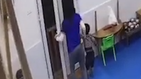 Video: Cô giáo xốc nách, đẩy học sinh mầm non ra khỏi lớp giữa tiết trời giá lạnh ở Hà Nội