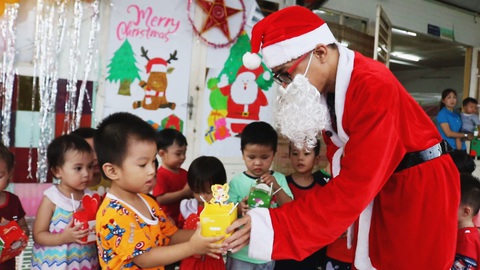 Góc nhìn trưa nay | Ông già Noel chạy show đêm Giáng sinh