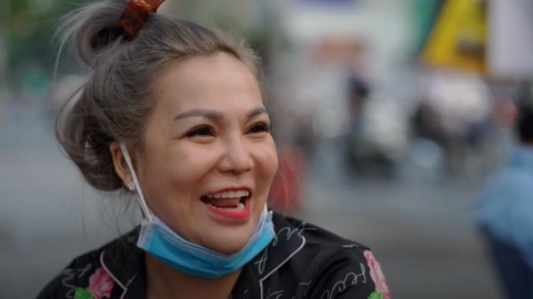 Video: Người phụ nữ cả tuần đội nắng, đội mưa phát khẩu trang miễn phí
