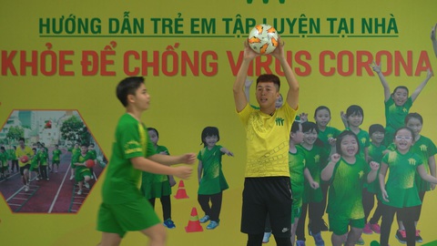 Bài 4: 'Khỏe để chống virus corona' bằng bài tập với bóng đá