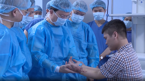 Video: Bệnh nhân được ghép tay 'cho tới bây giờ tôi vẫn không tin đây là sự thật'