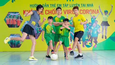 Bài 22: 'Khỏe để chống virus Corona" với bài tập vui cùng bóng đá